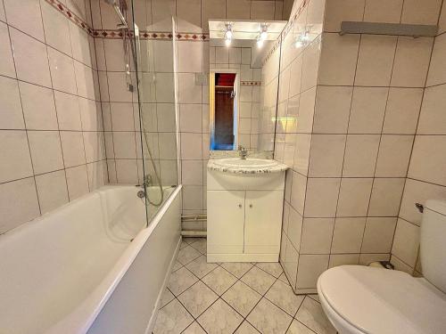 La salle de bains est pourvue d'un lavabo et de toilettes. dans l'établissement Studio idéal couple, au pied des pistes avec balcon et équipements complets - Les Menuires - FR-1-452-102, aux Menuires