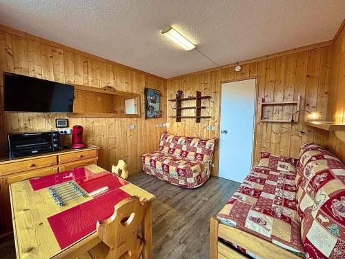 un salon avec un lit et un canapé dans l'établissement Studio cosy pour 2 à La Croisette, ski aux pieds, parfait pour couples - FR-1-452-115, aux Menuires