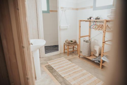 baño con lavabo y aseo blanco en Casas San Miguel, en Salem