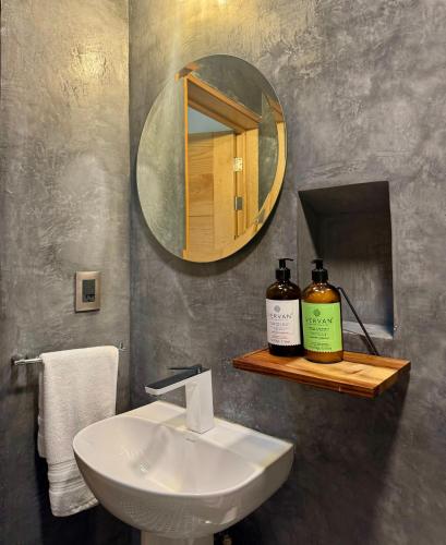 a bathroom with a sink and a mirror at Departamento en MossoCafe Oaxaca in Oaxaca City