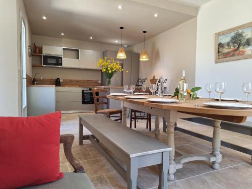 une salle à manger et une cuisine avec une table et des chaises dans l'établissement Mas Les Figuières, à Monteux