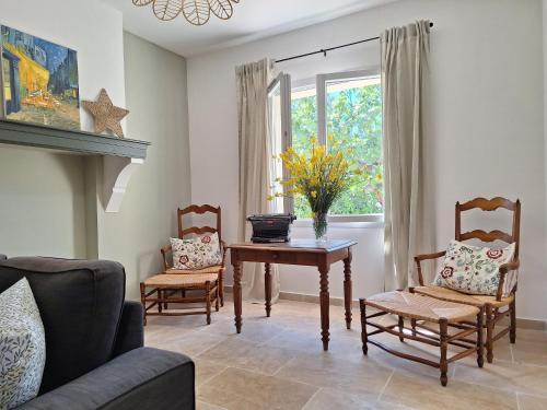 un salon avec une table et deux chaises dans l'établissement Mas Les Figuières, à Monteux