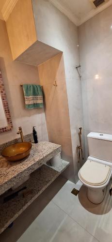 a bathroom with a sink and a toilet in it at Fantástica Casa 03 Quartos nas belíssimas Praias do Flamengo in Salvador