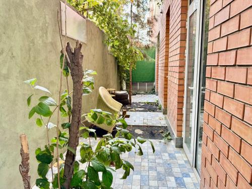 Taman di luar Duplex80A