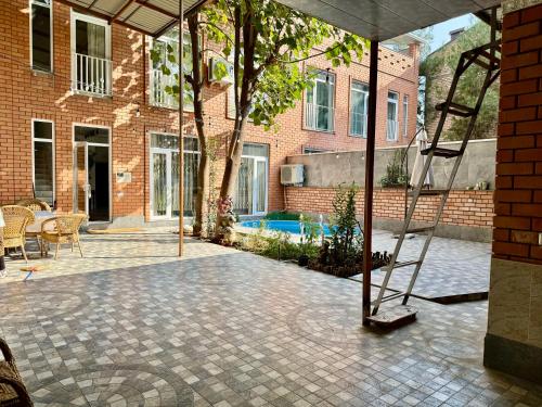Kolam renang di atau dekat dengan Duplex80A