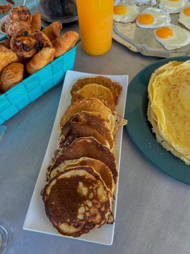- un plateau de petit-déjeuner composé d'œufs et de pain dans l'établissement les bungalows de Lisa Maria, à SERRA DI FIUMORBO