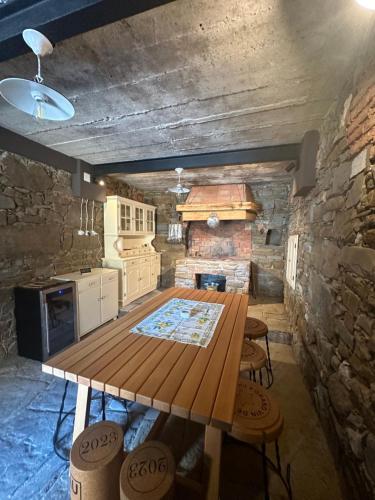 a kitchen with a wooden table in a room at PERLE d ARCONI in Renče
