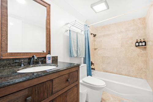 Ένα μπάνιο στο 5bed 3bath Private gated community home 7miles to Downtown La close to Disney