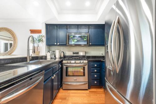 Η κουζίνα ή μικρή κουζίνα στο 5bed 3bath Private gated community home 7miles to Downtown La close to Disney