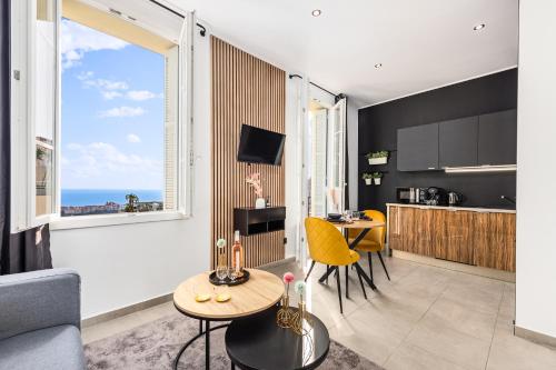 une cuisine et un salon avec vue sur l'océan dans l'établissement Frontière Monaco - Splendide 2 pièces - Vue Mer, à Beausoleil
