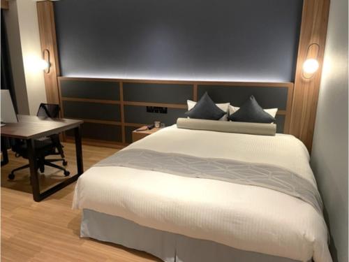大阪市にあるＨＯＴＥＬ ＳＡＩＬＳ - Vacation STAY 37326vのベッドルーム1室(ベッド1台、デスク、デスク付)