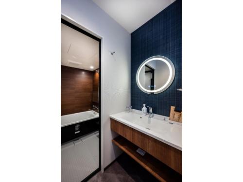 大阪市にあるＨＯＴＥＬ ＳＡＩＬＳ - Vacation STAY 37326vの洗面台と鏡のあるバスルーム