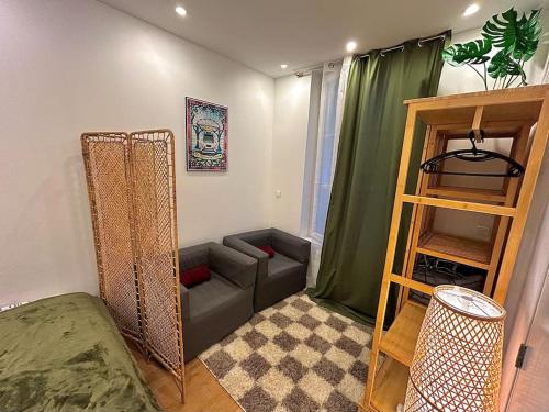 - un salon avec un canapé et une étagère dans l'établissement Paris 2Pièces 2 salles de bain, à Paris