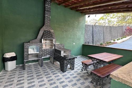 Kemudahan BBQ tersedia untuk tetamu di rumah percutian