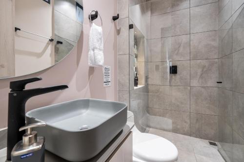 メデジンにあるCasa Origo Hospedajeのバスルーム(洗面台、トイレ、シャワー付)