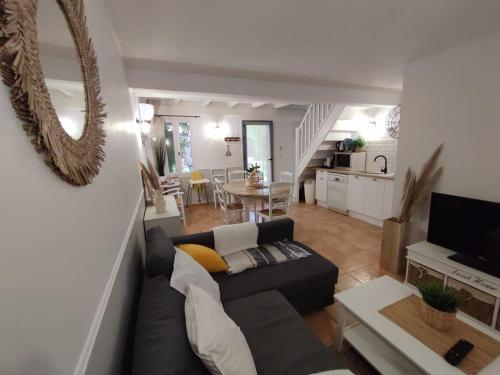 Maisonnette dans mas authentique avec piscine