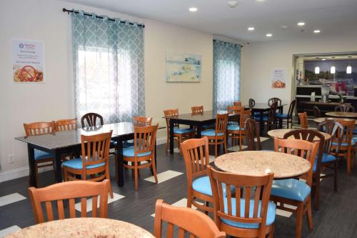 Restaurace v ubytování SureStay Plus Hotel by Best Western Niagara Falls East