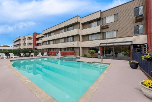 a swimming pool in front of a building at Best Western Cascadia Inn in Everett