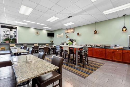 a dining room with tables and chairs in a restaurant at Best Western Cascadia Inn in Everett