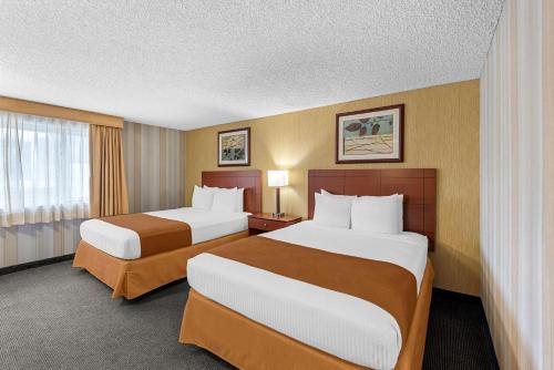 a hotel room with two beds and a window at Best Western Cascadia Inn in Everett