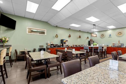 a dining room with tables and chairs in a restaurant at Best Western Cascadia Inn in Everett