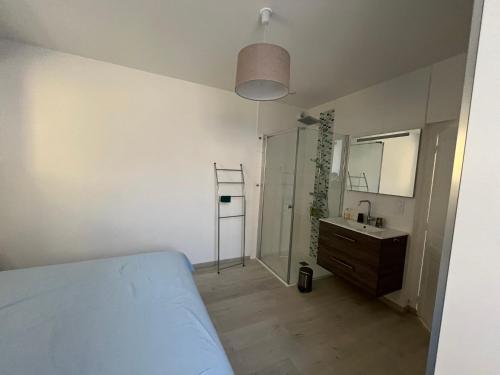 une chambre avec un lit, un lavabo et un miroir dans l'établissement Proche de SARLAT -Vue exceptionnelle, à Carlux