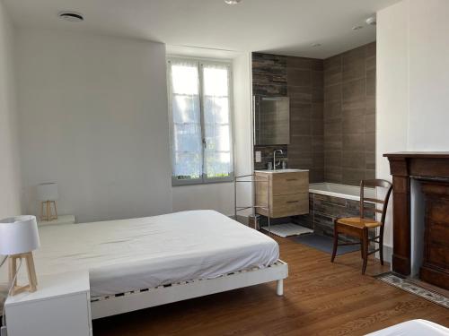 - une chambre avec un lit, un lavabo et un bureau dans l'établissement Proche de SARLAT -Vue exceptionnelle, à Carlux