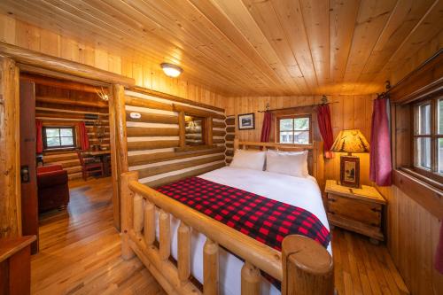 a bedroom with a bed in a log cabin at Storm Mountain Lodge & Cabins in Banff