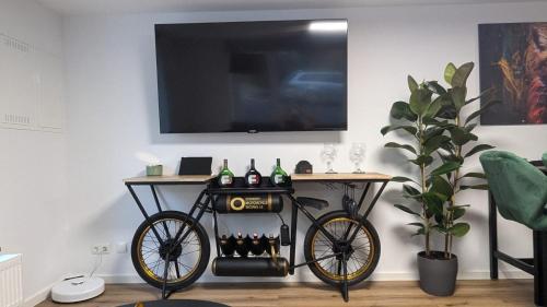 a bike with wine bottles on a table in a room at Apartment Bäckerhaus in Bayreuth