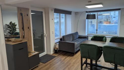 a living room with a table and chairs and a couch at Apartment Bäckerhaus in Bayreuth