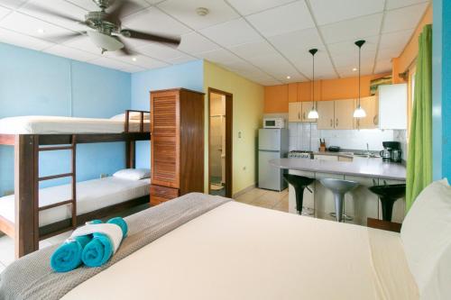 Voodi või voodid majutusasutuse AQUA POINT CONDOS RENTALs toas