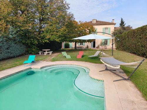 Bazén v ubytování La Folie mas provençal climatisé avec piscine nebo v jeho okolí