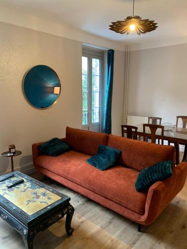 un salon avec un canapé et une table dans l'établissement Le Secret du Périgord - 2 Chambres, à Terrasson