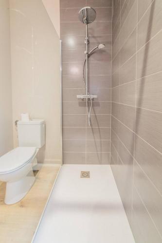 une salle de bain avec douche et toilettes dans l'établissement Le Secret du Périgord - 2 Chambres, à Terrasson