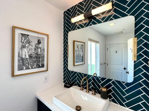 ジョシュア・ツリーにあるJoshua Tree Country Club-Villa/Pool/Sport/Bouldersの洗面台と鏡のあるバスルーム