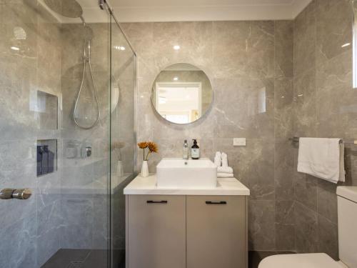a bathroom with a sink and a shower at Super Value 4BR House near Westfield Shops and Parks in Brisbane