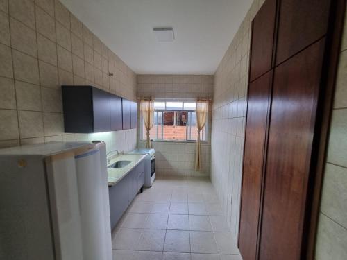 uma cozinha pequena com pia e bancada em Apartamento Vip no Frade em Angra dos Reis