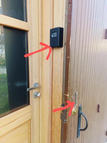 une porte avec deux flèches rouges qui s'en sortent dans l'établissement Studio au cœur de Cerdagne, à Bourg-Madame