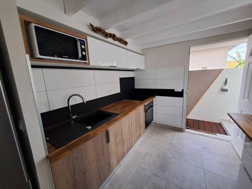 Una cocina o cocineta en Logement de charme à Saint-Martin