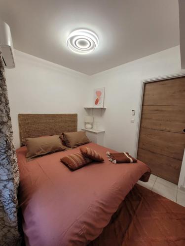 un lit avec deux oreillers dessus dans une chambre dans l'établissement Appartement Au cœur de l'Isle, à LʼIsle-sur-la-Sorgue