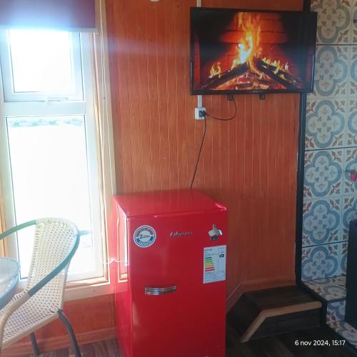 プエルト・ナタレスにあるTyni houseの赤い冷蔵庫(上にテレビ付)