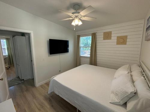 Newly Renovated Duplex, Upper Unit, 4th row from the beach photo 14