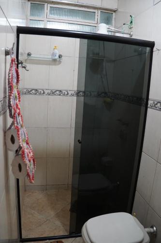 ディアマンティーナにあるCasa em Diamantina-MGのバスルーム(シャワーブース、トイレ付)