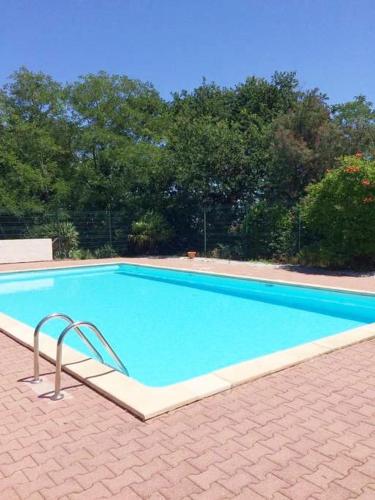 une grande piscine bleue avec une main courante en métal dans l'établissement Appartement 4 personnes à Arcachon, à Arcachon