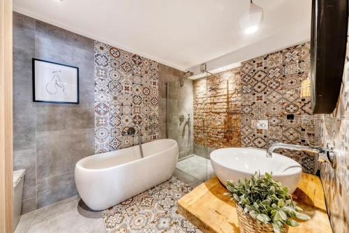 un baño con bañera y lavabo en Apartament Gdańska 13, en Bydgoszcz