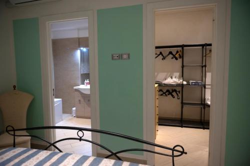 Un dormitorio con una cama y un baño. en B & B Replay, en Perugia