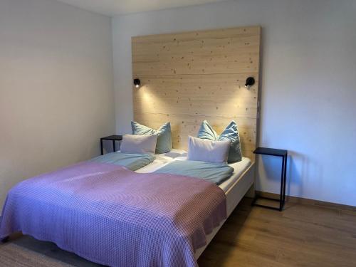 une chambre avec un grand lit avec deux oreillers dans l'établissement Bett & Berge - Ferienapartment in den Schlierseer Bergen, à Schliersee