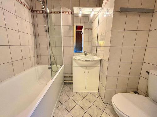 une salle de bain avec un lavabo, une baignoire et des toilettes dans l'établissement Résidence Chaviere - Joli Studio 2 personnes en plein coeur de la station MAE-4034, aux Menuires
