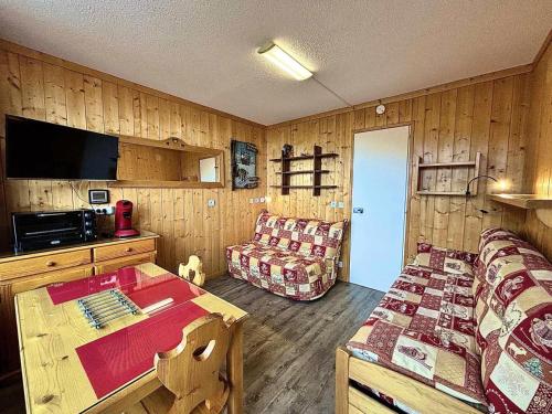 un salon avec un lit et un canapé dans l'établissement Résidence Chaviere - Studio équipé ski aux pieds idéal couple MAE-4074, aux Menuires