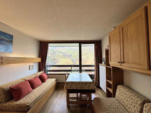 un salon avec un canapé et une table dans l'établissement Résidence Chaviere - Studio ski aux pieds au coeur des Ménuires MAE-6174, aux Menuires